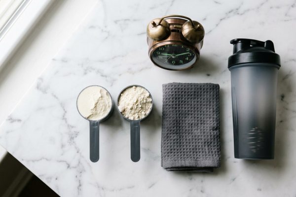 Protéine whey vs caséine : laquelle choisir vraiment ?
